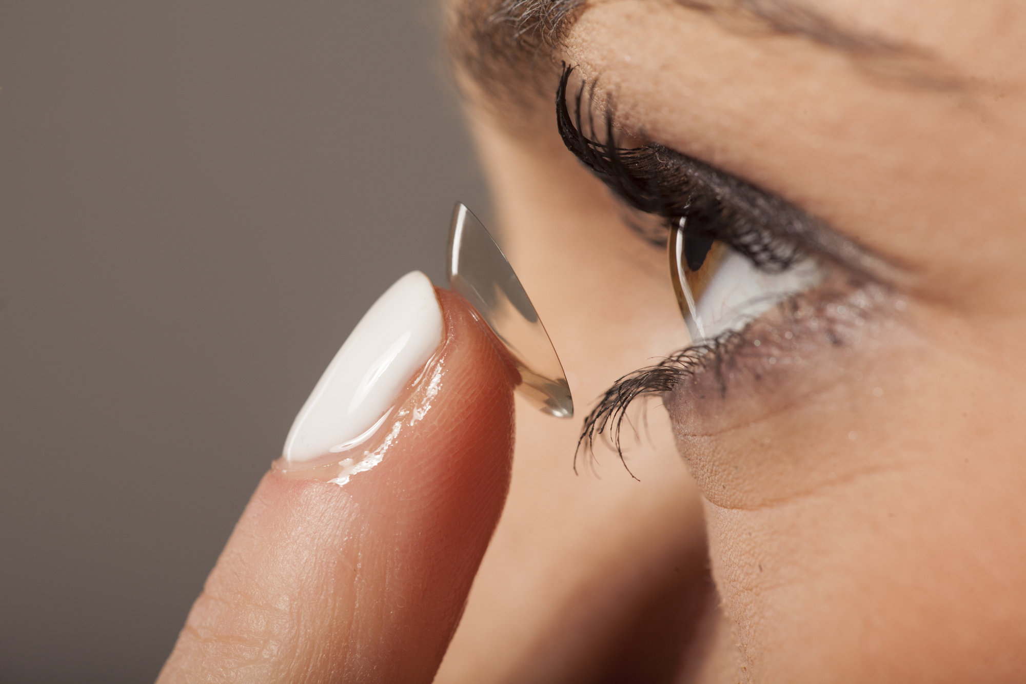 Would you like to know how to remove contact lenses? Do you know how to go about it? Read on to learn what you need to know on the subject.